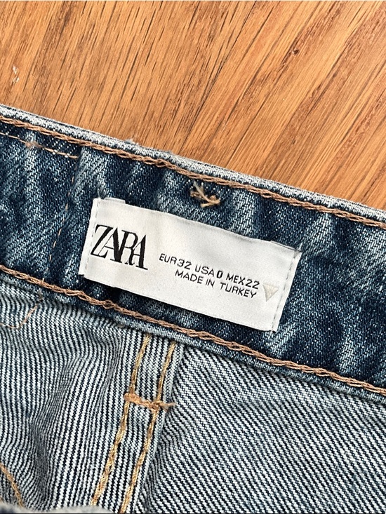 Zara Light Blue Denim Jeans with Contrast Stitching - Picture 2 of 3